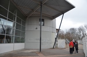 Le mur d'entrée du Collège avant la réalisation de la fresque.